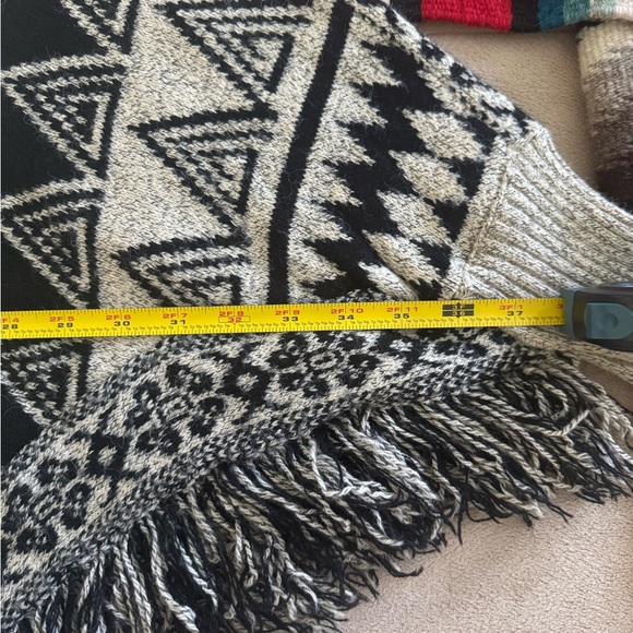 Yahada Poncho Sweater with Fringe - Picture 9 of 11